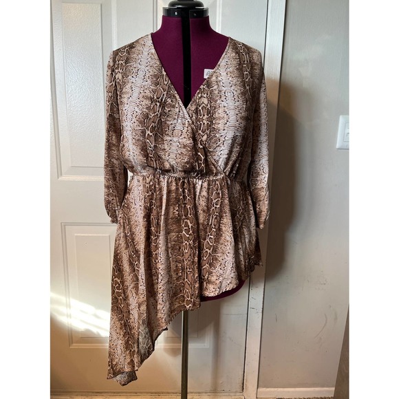 New York & Company Tops - NWOT NY & Co asymmetrical hem blouse